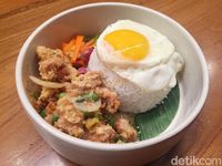 Bermvda: Ngicip Ayam Saus Telur Asin dan Waffle Nutella Pisang yang Legit