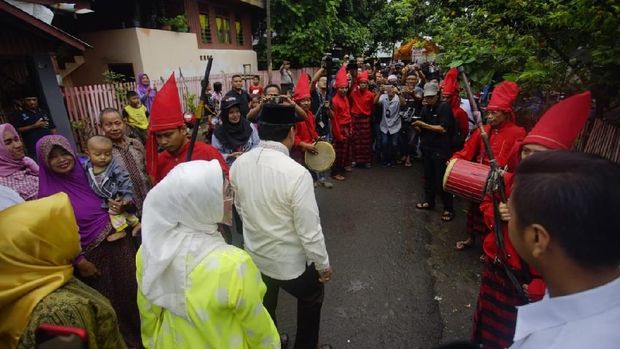 Mencoblos Pilgub Sulsel, Nurdin Halid Disambut Tari Gandrang Bulo