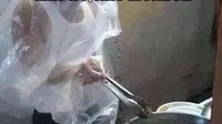 Takut terpercik minyak panas saat menggoreng ikan? Cara pria ini mungkin bisa dicontoh. Pakai plastik besar untuk melindungi tubuh. Foto: Istimewa