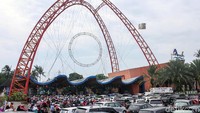 Ratusan kendaraan terlihat antre dan memadati gerbang masuk tempat wisata Ancol.