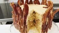 Kalau yang ini memadukan cake maple syrup manis dengan lembaran bacon disusun di sekeliling cake. Gimana ya rasanya? Foto: George Hepher/Georges Bakery