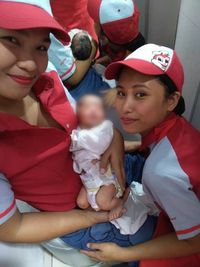 Mengharukan! Karyawan Fast Food Ini Susui Bayi yang Dibuang Dekat Gerai