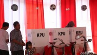 Beberapa warga bersiap melakukan pencoblosan.