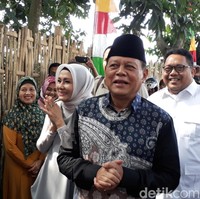 Sementara itu, Cagub Jabar Sudrajat muncul dengan kemeja gelap yang dihiasi motif bernuansa klasik. Ia Mencoblos di TPS 27, Jalan Cikendi, Kelurahan Hegarmanah, Kecamatan Cidadap, Kota Bandung. (Foto: Dony Indra Ramadhan)