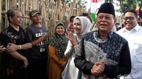 Sudrajat dan istri tiba di TPS 27 Jalan Cikendi, Kelurahan Hegarmanah, Kecamatan Cidadap, Kota Bandung, pukul 09.45 WIB.