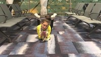 Dari pada bosan menunggu penerbangan di Bandara, coba foto-foto seperti Baipai. (krubaipai_kp/Instagram)