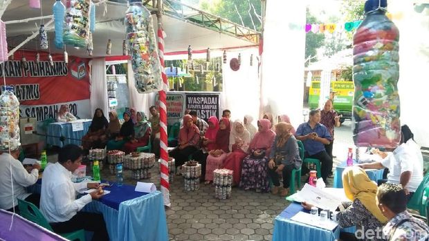 Nyoblos dan Tukar Rongsokan di TPS Ini Boleh Bawa Pulang Bibit Tanaman