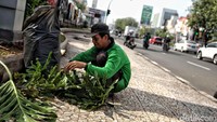 Beberapa warga tetap beraktivitas seperti biasa.