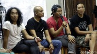 Bukan hanya itu, Slank juga menggelar acara doa bersama terkait Hari Narkoba Internasional. Foto: Slank (Palevi/detikHOT)
