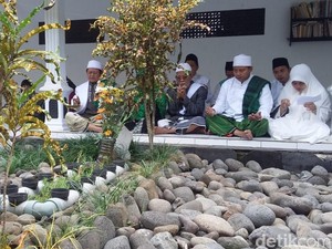 Sebelum Nyoblos, Uu Ziarah ke Makam Kakek dan Doa Bersama