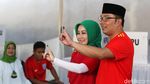 Ridwan Kamil, Si Cinta dan Sang Putra Nyoblos Pakai Jersey Berbeda