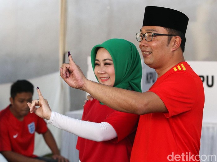 Gaya Hijab  Istri  Ridwan  Kamil  Saat Nyoblos Santai Pakai 