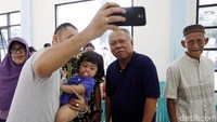 Kedatangan Basuki Hadimuldjono ke TPS 47 menarik perhatian warga sekitar. Banyak warga berkerubung untuk berswafoto bersama sang menteri.