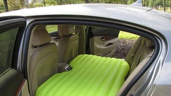 Kasur yang bisa membuat bagian tengah mobil bisa buat tidur. Foto: boredpanda