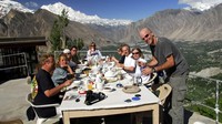 Tak hanya itu, penyebab lainnya adalah pemandangan yang sangat cantik. Di Hunza, lembah pegunungan di wilayah Gilgit-Baltistan misalnya, Anda bisa duduk di atap di hotel sambil sarapan dan dapat melihat tujuh puncak Pegunungan Himalaya setinggi 7.000 meter (CNN Travel)