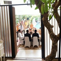 Ia mengundang 200 orang tamu yang berasal dari keluarga dan teman dekat saja. Jasmine mengaku sangat selektif memilih undangan yang hadir agar terasa lebih intim. Foto: Instagram @irma_monel