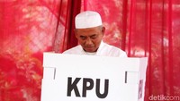 Rahmat Effendi mencoblos di bilik suara.