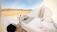 Aire de Bardenas menawarkan sensasi menginap dengan pemandangan gurun Spanyol. Lokasi hotel gelembung ini sekitar ladang gandum di dekat Taman Nasional Bardenas Reales (Aire de Bardenas)