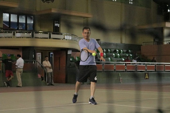 Pendamping Djarot Saiful Hidayat di pemilihan kepala daerah Sumatera Utara, Sihar PH Sitorus juga rajin berolahraga, salah satunya olahraga tenis. Ia mengatakan olahraga tenis di Sumut saat ini masih perlu dikembangkan supaya kelak bisa membawa harum nama provinsi ini di kancah olahraga nasional maupun internasional. Foto: Instagram/sihar.ph.sitorus Pendamping Djarot Saiful Hidayat di pemilihan kepala daerah Sumatera Utara, Sihar PH Sitorus juga rajin berolahraga, salah satunya olahraga tenis. Ia mengatakan olahraga tenis di Sumut saat ini masih perlu dikembangkan supaya kelak bisa membawa harum nama provinsi ini di kancah olahraga nasional maupun internasional. Foto: Instagram/sihar.ph.sitorus