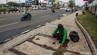 Suasana jalan tampak sepi dan lengang.