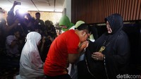 Selain pada sang ibunda, Emil juga sungkeman pada mertuanya, Kasomi Abdulah dan guru ngajinya, Fatimah.