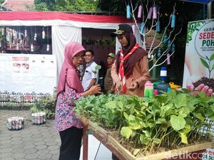 Nyoblos dan Tukar Rongsokan di TPS Ini Boleh Bawa Pulang Bibit Tanaman