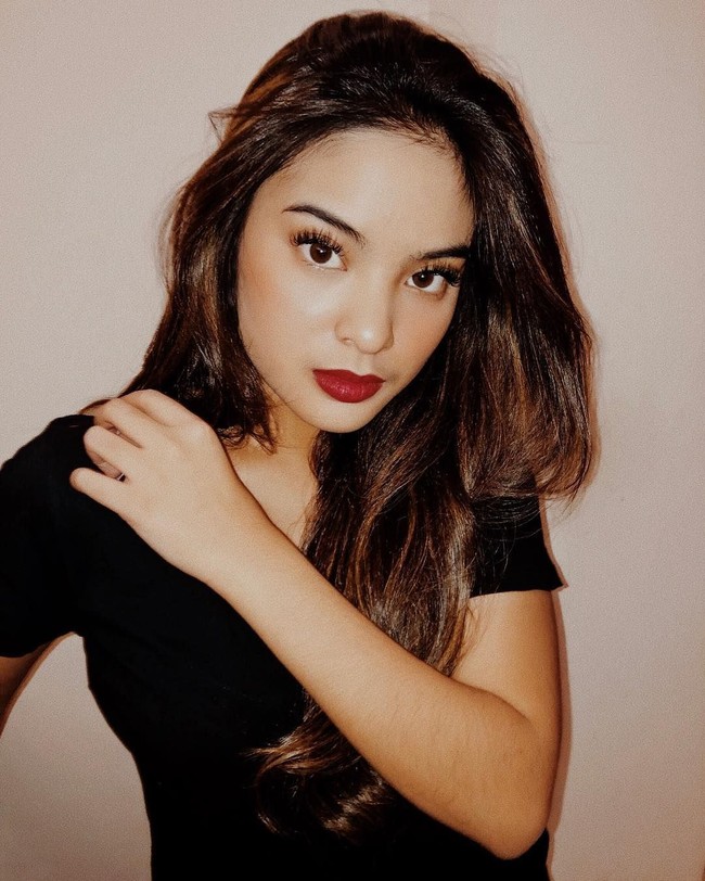 Syandria Kameron itulah nama anak perempuan calon wakil gubernur Jawa Timur, Puti Guntur Soekarno, dan suami Joy Kameron. Syandria juga cicit dari Presiden Soekarno. Syandria memiliki wajah cantik seperti ibunya. Foto: Dok. Instagram