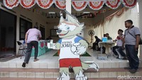 Saat memasuki TPS 31 di Komplek Mutiara Sentul, nuansa piala dunia langsung terasa karena disambut oleh maskot Piala Dunia 2018 Rusia.