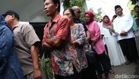Syaikhu dan istri mengantre untuk mencoblos.