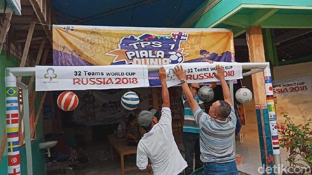 TPS di Lamongan bertema piala dunia/