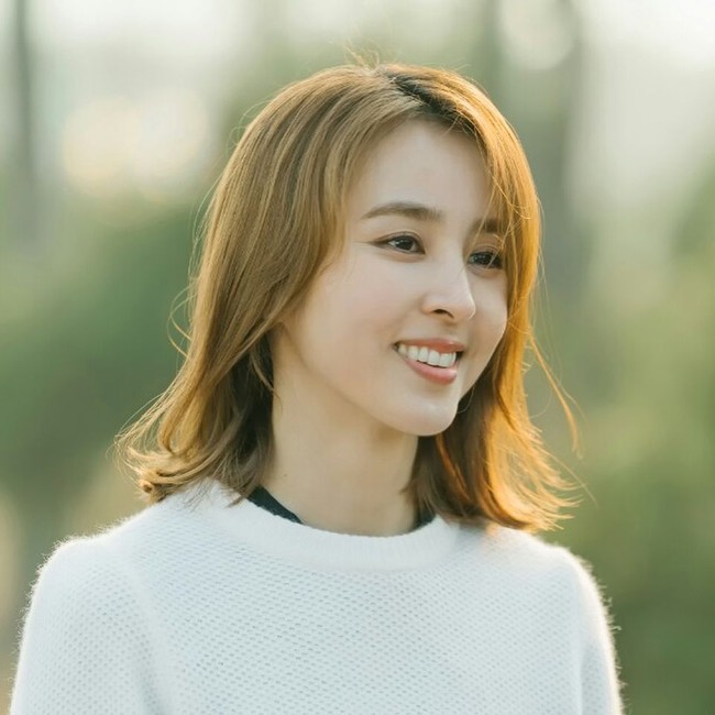 Aktris kelahiran Damyang, Jeolla, ini juga pernah mendapatkan penghargaan sebagai SBS Entertainment Awards: Excellence Award in a Talk Show pada 2012. Foto: Instagram @underhiswings2016