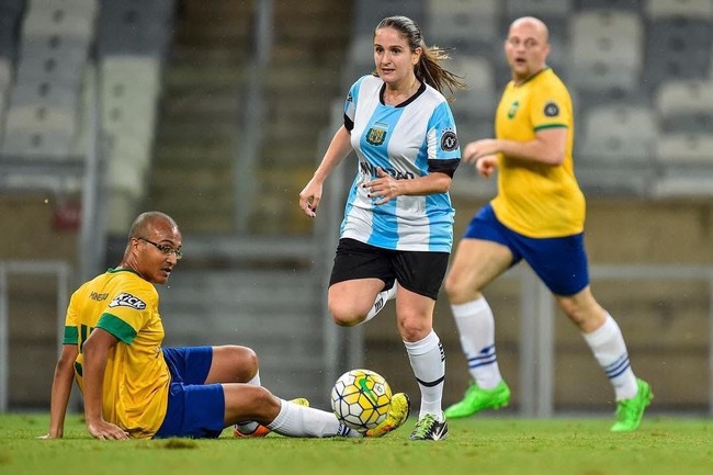 Sontak Julia yang tengah siaran langsung pun terkejut dan mengelak. Tak hanya itu, ia juga langsung memarahi si pria walau masih direkam kamera. Foto: Instagram @jujuguimaraes25