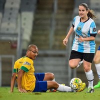 Sontak Julia yang tengah siaran langsung pun terkejut dan mengelak. Tak hanya itu, ia juga langsung memarahi si pria walau masih direkam kamera. Foto: Instagram @jujuguimaraes25