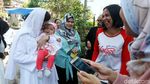 Usai Mencoblos, Nurul Arifin Ramai Diajak Selfie Ibu-ibu