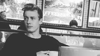 Bukti lain kalau Brandt hobi ngopi. Kali ini ia memilih jaringan kopi global, Starbucks, sebagai tempat nongkrong. Foto: Instagram julianbrandt