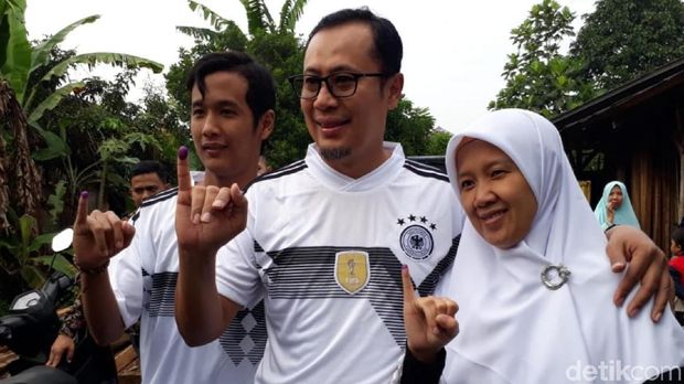 Calon Walikota Petahana Sukabumi Nyoblos Pakai Jersey Jerman