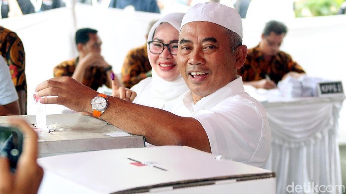Calon Wali Kota Bekasi Rahmat Effendi menggunakan hak pilihnya di TPS 01 Pekayon, Ota Bekasi, Rabu (27/62018).