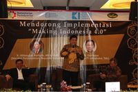 Pendiri President University, SD Darmono, Menteri Perindustrian Republik Indonesia, Airlangga Hartarto dan Wakil Rektor Bidang Akademik President University, Dwi Larso (dok. President University)