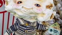 Seniman asal Spanyol bernama Sandra juga sering membat tokoh-tokoh unik menggunakan clay. Kali ini ia membuat popcorn man yang akan menonton di bioskop. Foto: Instagram sandraarteagacreatures