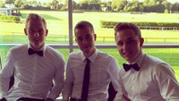  Brandt sedang ada dalam acara apa ya? Memakai kemeja putih dan dasi hitam, ia dan rekannya duduk menikmati makanan dan wine. Foto: Instagram julianbrandt
