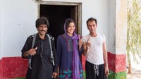 Negara nomor satu untuk bertualang adalah Pakistan. Blogger AS, Alex Reynolds (paling kanan) mengunjungi Pakistan dua kali di tahun 2016 dan 2017 memliki kenangan saat plesir di bulan suci ramadan. Sedang musim panas, ia merasa haus dan kelaparan saat di stasiun, lalu seorang bocah setempat membantunya mendapatkan tiket kereta api dan memberinya bekal menjelang berbuka (CNN Travel)