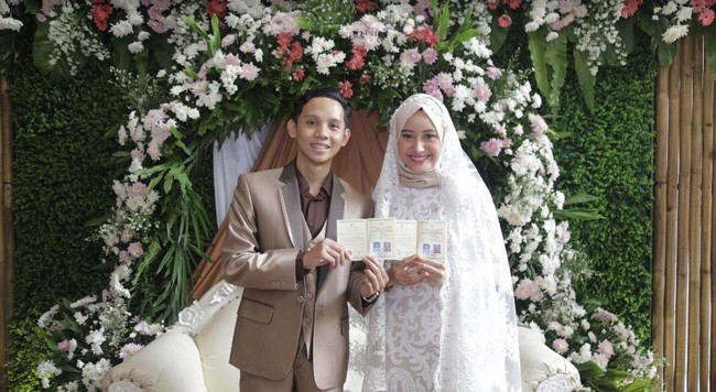 Pasangan asal Jakarta, Julia Jasmine dan suaminya Aldi Ramadhika mencuri atensi setelah membagikan cerita pernikahan minimalisnya yang menghabiskan Rp 60 juta untuk pesta pernikahan dan bulan madu di Hongkong. Foto: dok. Julia Jasmine