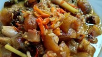 Kikil yang kenyal dengan sensasi rasa pedas ini dibuat sendiri oleh @putri_distya. Dalam proses peracikannya, bumbu dapur dan cabai dicampurkan hingga matang.