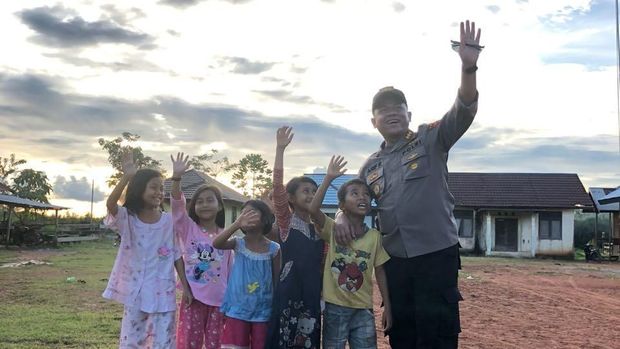 Dirkrimum Polda Kalbar Kombes Arif Racham berpose bersama anak-anak pedalaman Kabupaten Kayong Utara