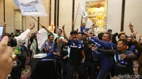 Para pendukung ini meluapkan kegembiraannya.