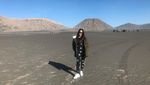 Senyum Manis Via Vallen di Bromo