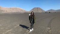 Pasir-pasir Gunung Bromo yang terbawa tiupan angin membuatnya dinamakan pasir berbisik. Via Vallen pun sangat menikmatinya (Via Vallen/Instagram)