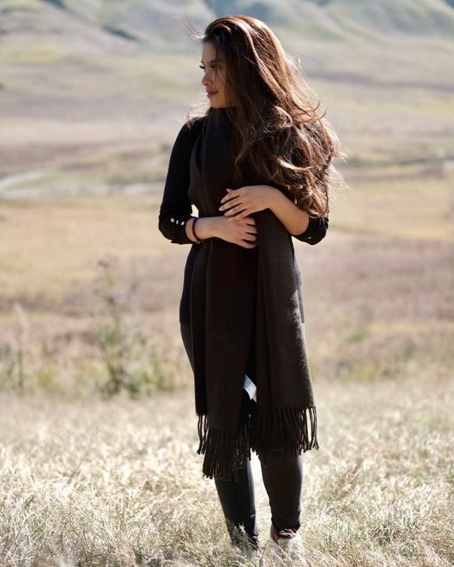 Syandria Kameron berpose sambil menikmati keindahan alam Bromo, Jawa Timur. Syandria saat ini diketahui berstatus sebagai mahasiswi Universitas Indonesia jurusan Antropologi. Foto: Dok. Instagram