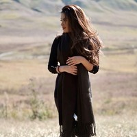 Syandria Kameron berpose sambil menikmati keindahan alam Bromo, Jawa Timur. Syandria saat ini diketahui berstatus sebagai mahasiswi Universitas Indonesia jurusan Antropologi. Foto: Dok. Instagram