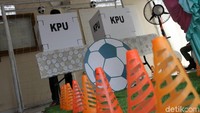 Beginilah nuansa Piala Dunia yang disajikan saat pelaksanaan pilkada serentak 2018 di pemungutan suara Pilkada Bogor dan Jawa Barat.